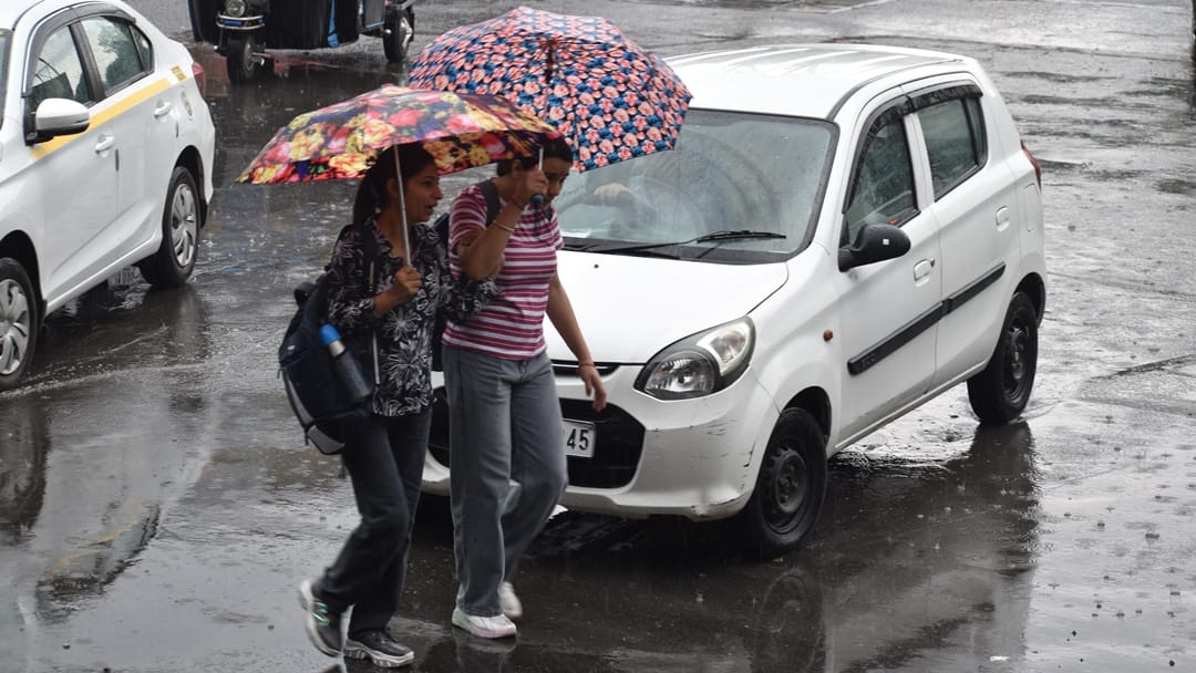 jammu kashmir Weather : After two days of heavy humidity in Jammu rain comes people got relief