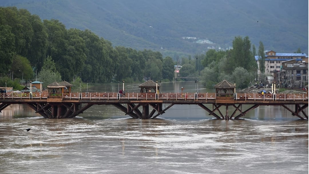 Jhelum water level rises: Flood threat in Muzaffaraba News In Hindi