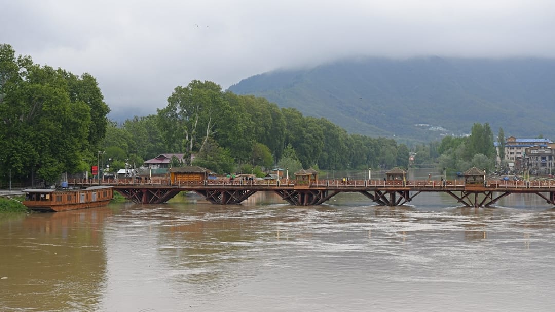 jammu kashmir Weather news updaye Jhelum and tributaries flowing at the flood mark expect to reduce
