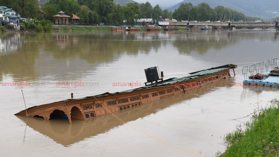 jammu kashmir Weather news updaye Jhelum and tributaries flowing at the flood mark expect to reduce