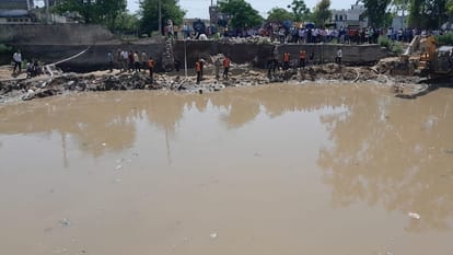Jammu : rescue operation continue for person fell into pit dug for bridge in Gadigarh family members protest