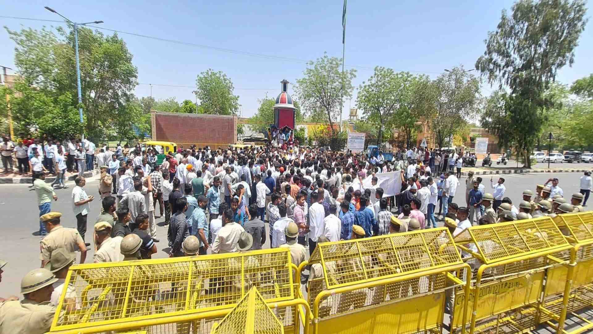 कलेक्ट्रेट के बाहर प्रदर्शन करते समाज के लोग।