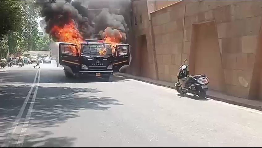 A vehicle carrying women prisoners catches fire in Lucknow.