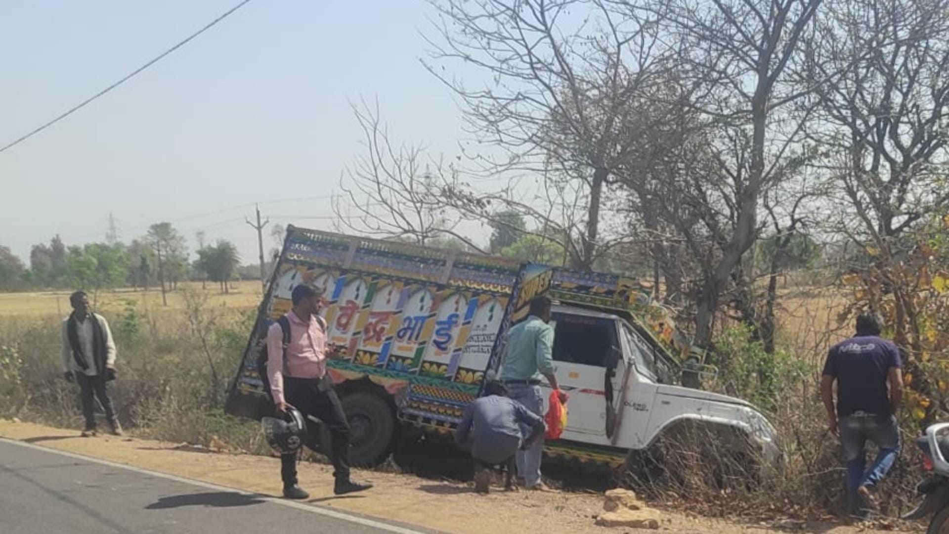 बाइक और पिकअप की टक्कर