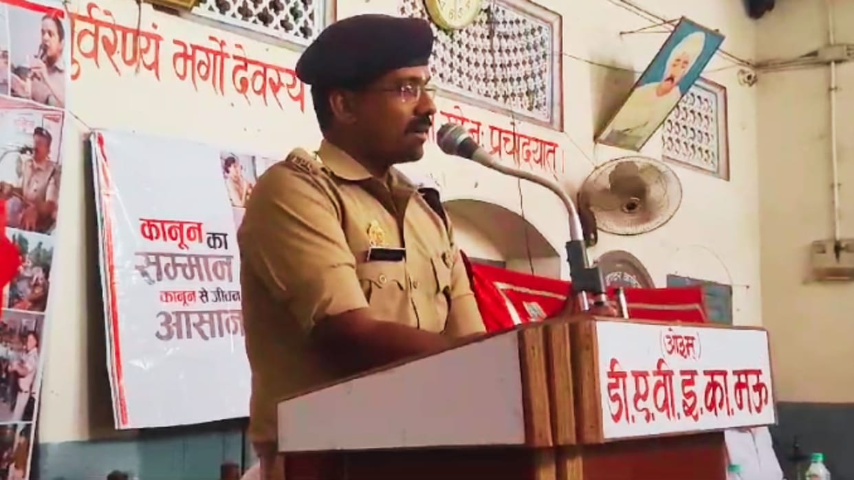 Mau SP taught law lessons to students in Amar Ujala Police School