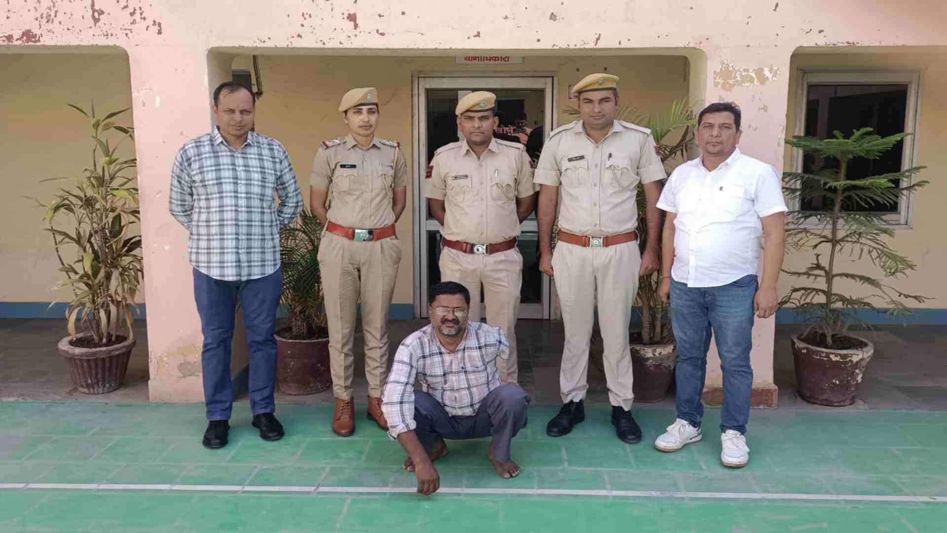 पुलिस की गिरफ्त में आरोपी।