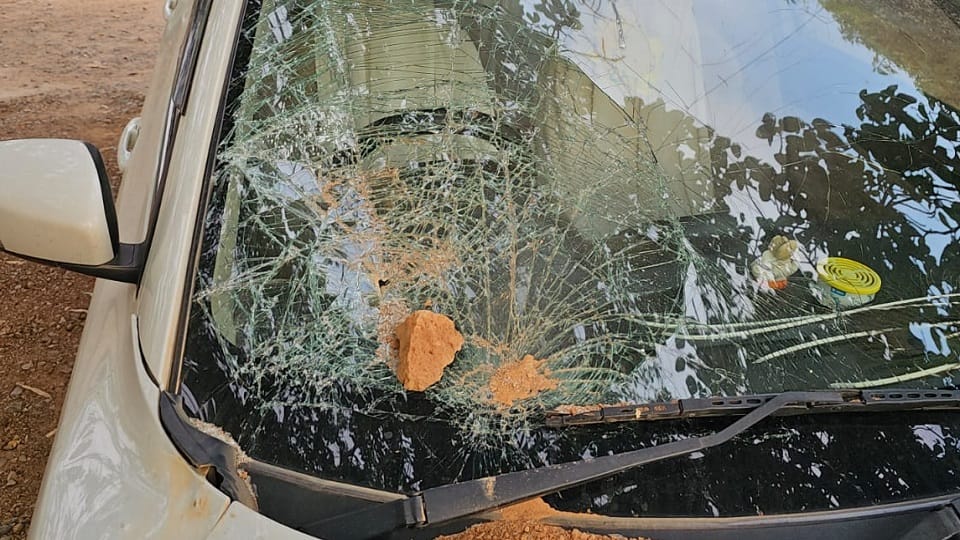 Stones pelted on car of Vanchit Bahujan Aghadi candidate Dilip Maske in Hingoli, head injured