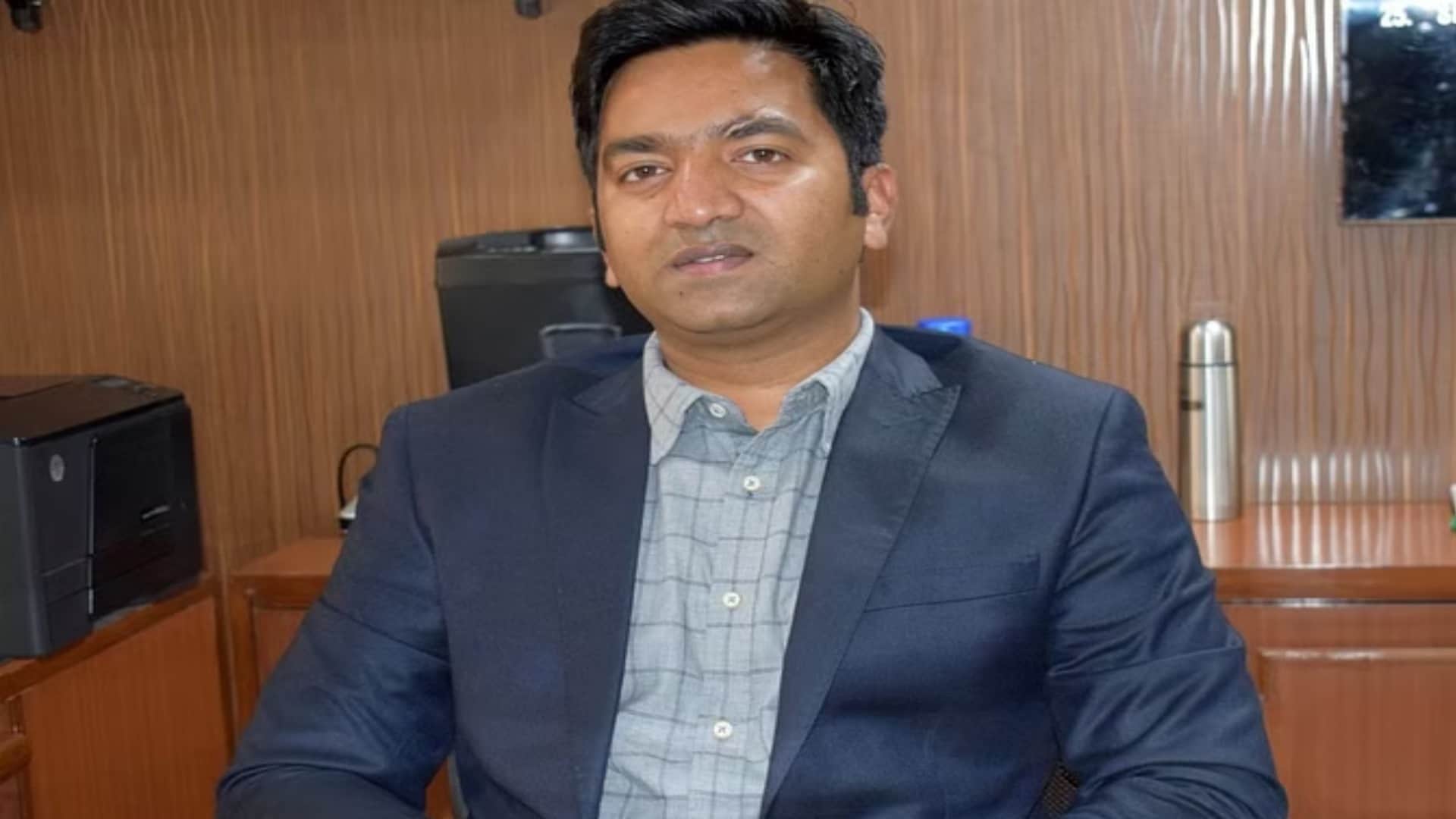 आईएएस अधिकारी राकेश कुमार प्रजापति।