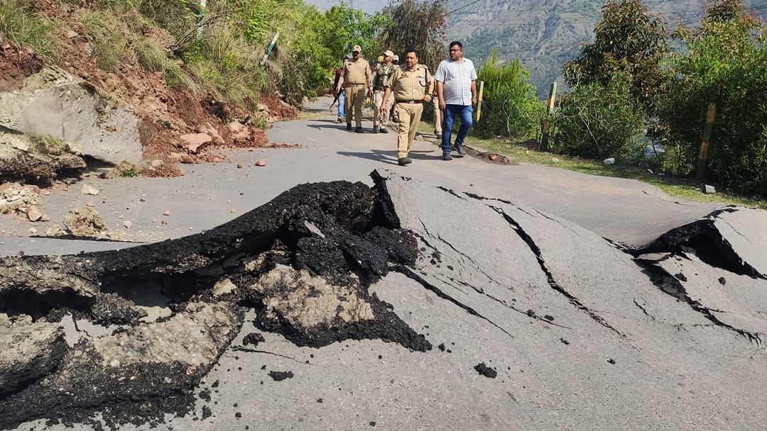 Landslide in Ramban: Now landslide in Dalwas cracks in four houses families shifted