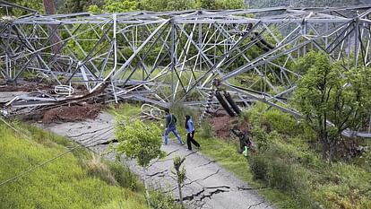 Landslide in Ramban: अब डलवास में भू-धंसाव, चार मकानों में दरारें, सुरक्षित स्थानों पर पहुंचाए परिवार Landslide in Ramban: Now landslide in Dalwas cracks in four houses families shifted