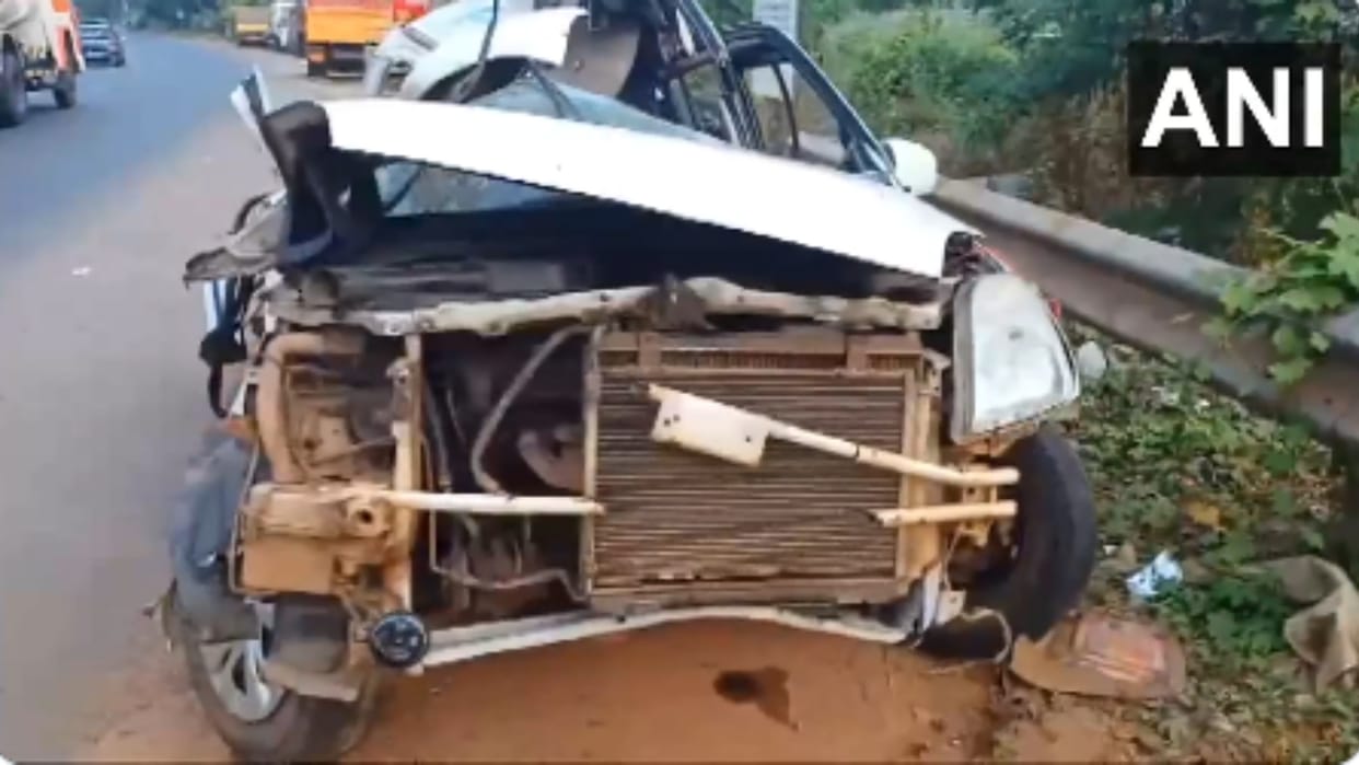 Kerala road accident car and lorry collision in kannur several died news in hindi