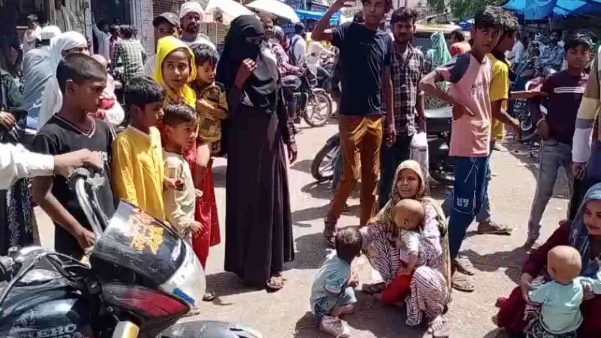 सड़क पर जाम लगाकर हंगामा करते परिजन।