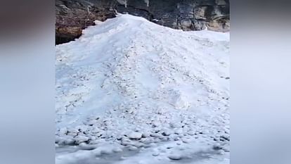 Avalanche in Phumad drain, Manali-Koksar road blocked