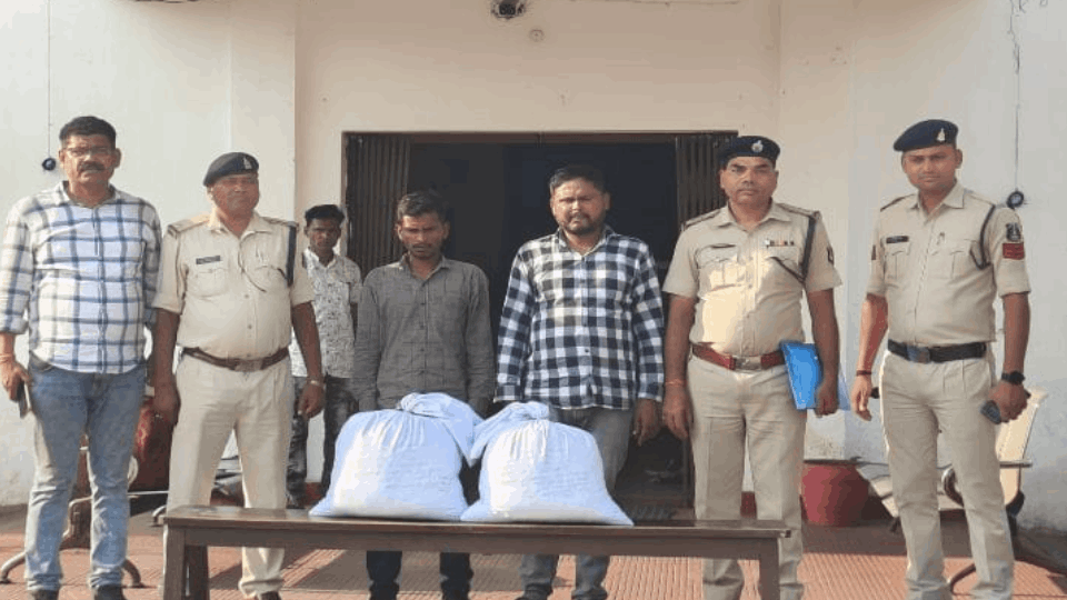 दो तस्कर गिरफ्तार