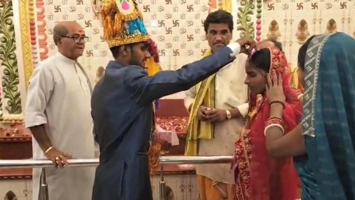 Girlfriend reached her boyfriend's house dressed as a bride to get married
