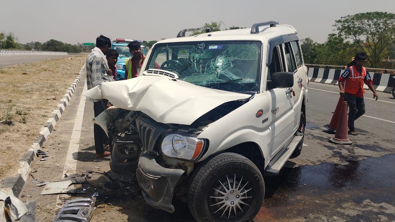 Many People Injured In Road Accident Due To Collided Scorpio With Divider In Azamgarh Amar