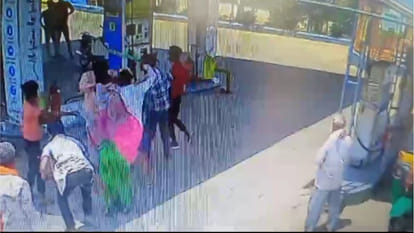 Unruly youths beat up the sales man at a petrol pump in Deoria, he had refused to accept torn notes
