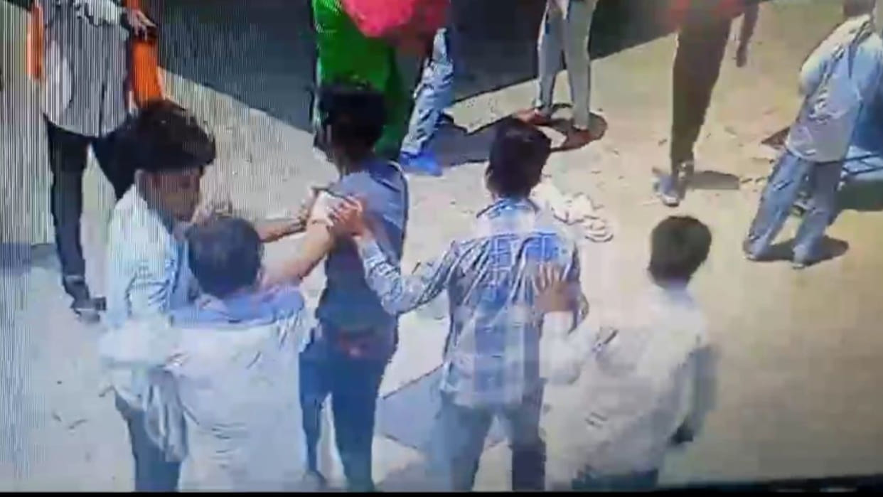 Unruly youths beat up the sales man at a petrol pump in Deoria, he had refused to accept torn notes