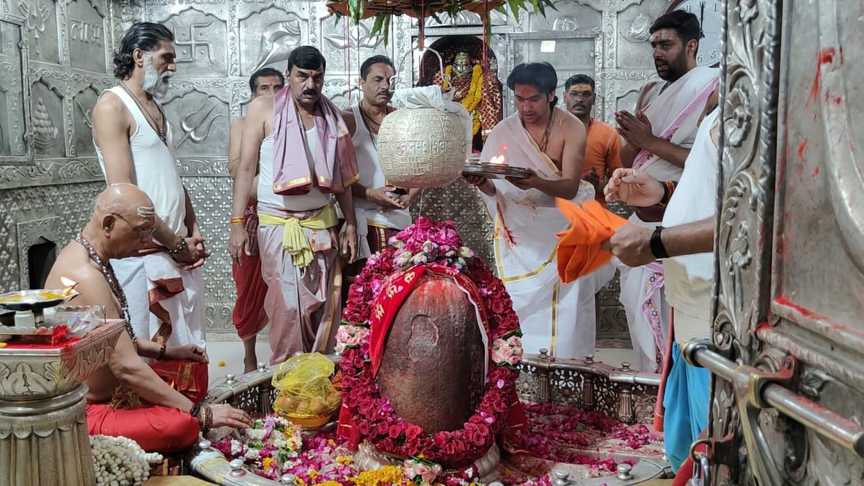 Ujjain: Dhirendra Shastri of Bageshwar Dham had darshan of Baba Mahakal Jalabhishek