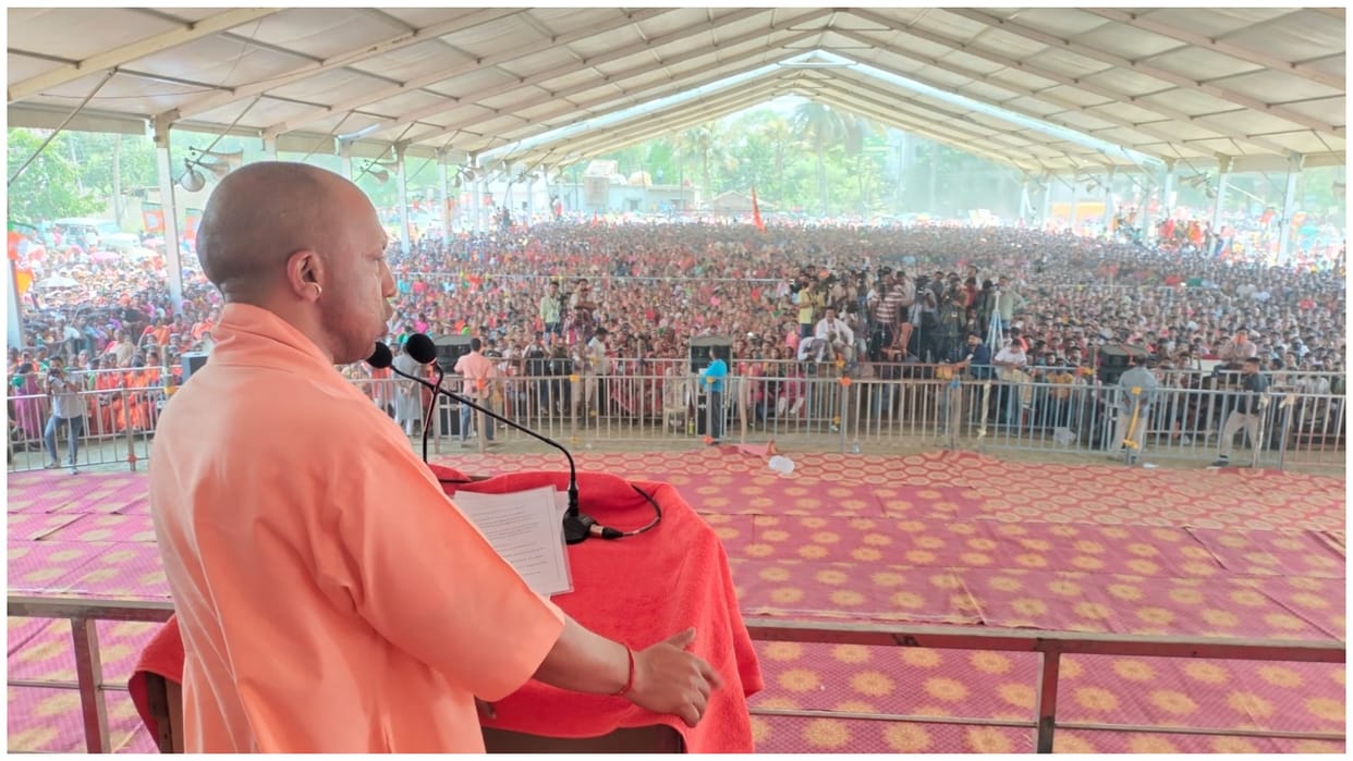 Yogi Adityanath roared in West Bengal, said- Didi love is with the criminals not the public