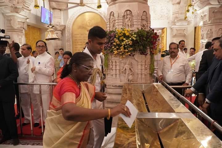 Pics of President Draupadi Murmu offering prayer in Ram temple.