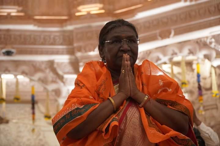 Pics of President Draupadi Murmu offering prayer in Ram temple.