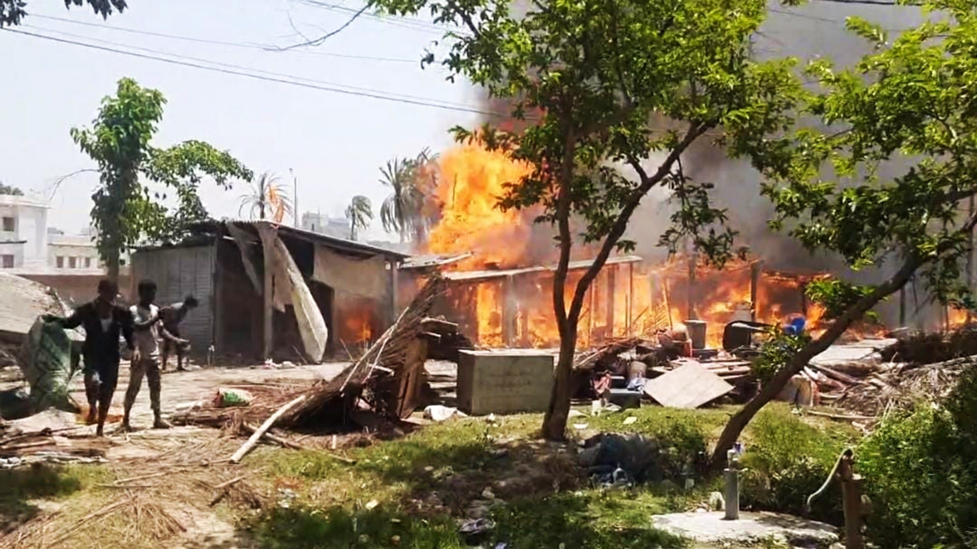 Bihar: 15 houses burnt simultaneously in Muzaffarpur, people ran away to save their lives in panic situation