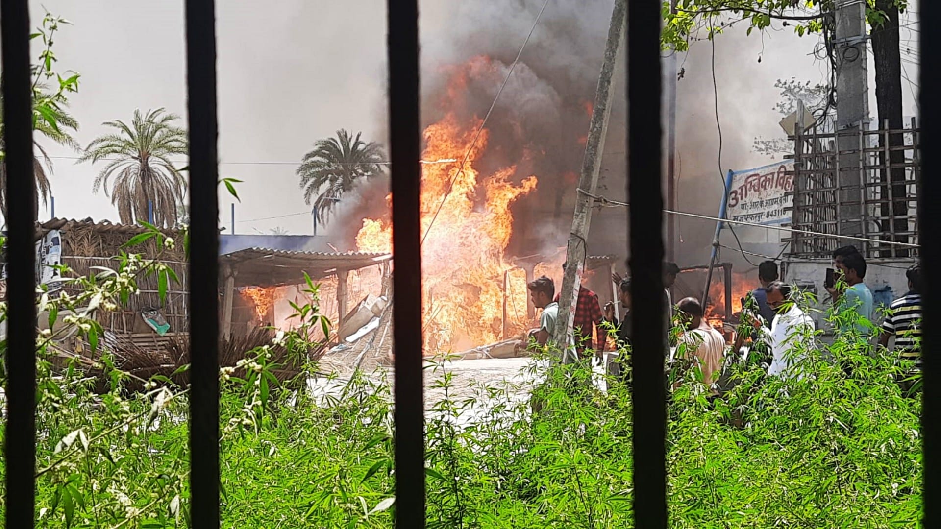 Bihar: 15 houses burnt simultaneously in Muzaffarpur, people ran away to save their lives in panic situation