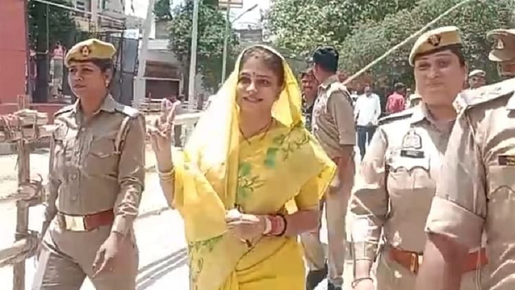 लोकसभा चुनाव: बाहुबली धनंजय सिंह की पत्नी ने गुपचुप तरीके से किया नामांकन, बसपा ने जौनपुर सीट से दिया है टिकट