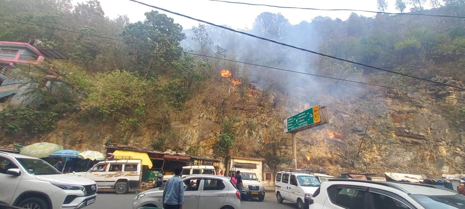 Uttarakhand Forest Fire blazed at 40 places bikes and vehicles burnt fire reached taxi stand in Chamoli
