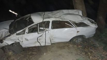 Road Accident: बरातियों की कार जंगल में पेड़ से टकराकर पलटी, दूल्हा की नानी सहित तीन की मौत three women died in road accident in Pilibhit Forest