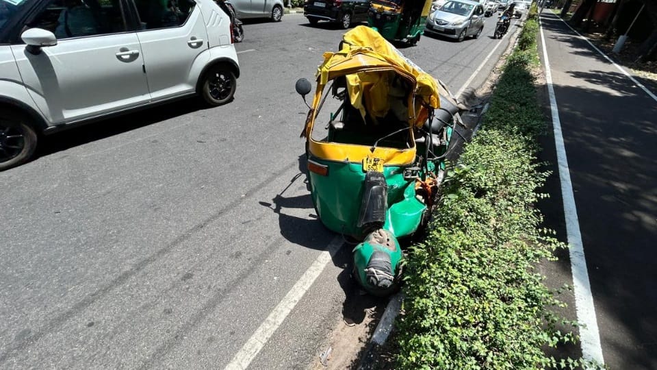 Auto and car met with accident in Chandigarh