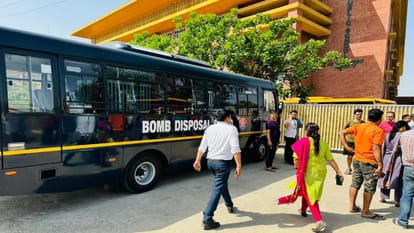 Delhi NCR  Schools Receives Bomb Threat Bomb Disposal Squad At The Spot News in Hindi