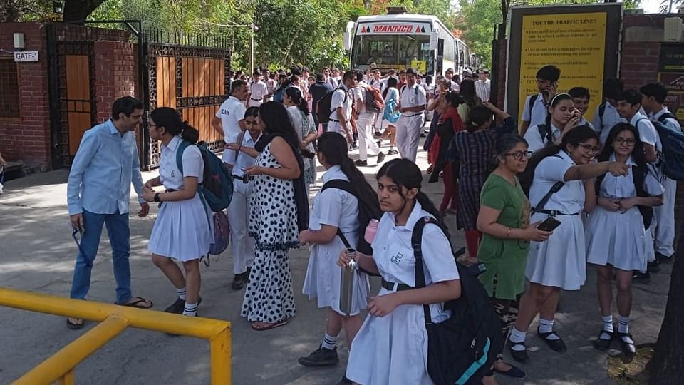 Bomb Threat In Delhi School Many Schools Including Dps, Sanskriti ...