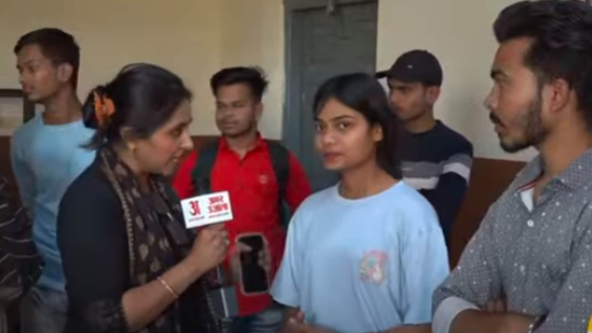 गुना में युवा बेहतर शिक्षा और रोजगार की बात कर रहे हैं.