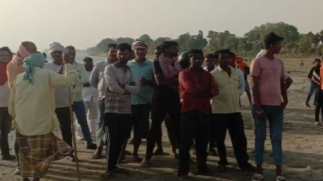 Villagers saved six children drowning in Gorakhpur Saryu, one died