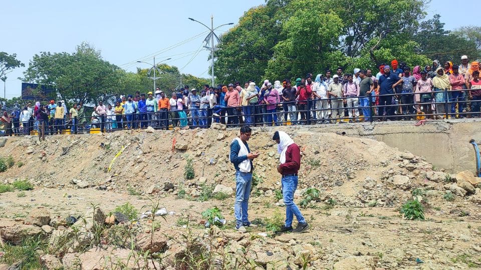 Dead body of unknown person found floating in Kelo river Raigarh
