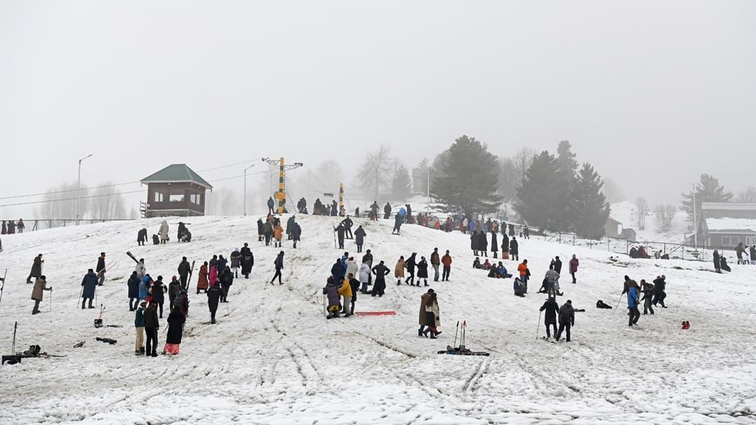 Weather Report: Mercury drops in Kashmir due to cold wave