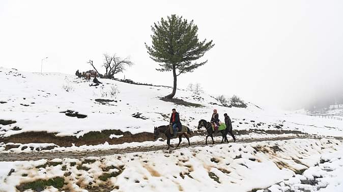 जम्मू कश्मीर में बारिश और बर्फ़बारी ने जीवन को किया अस्त व्यस्त