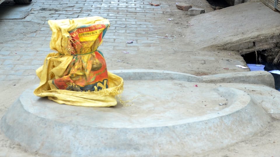 Hand pump broken in Hanuman Puri