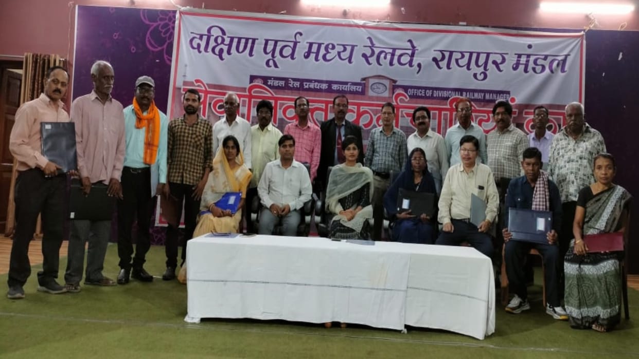 Raipur News: 22 members working in various departments of Raipur division retired