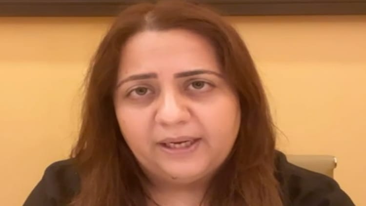 CG: रोने लगीं राधिका खेड़ा; बोलीं- बात करने पर वो चिल्लाता है; इतनी बेइज्जती कभी नहीं हुई, जल्द करूंगी खुलासा