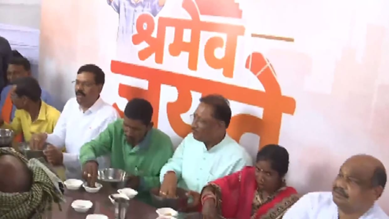 Labor Day celebrated in Chhattisgarh: Chief Minister Vishnudev Sai ate sack-stale food with workers