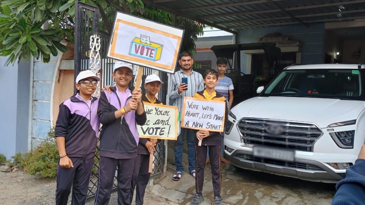 Indore: 'With pride and honour, government is formed by voting', students took out voter awareness rally