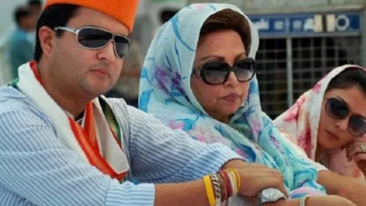 MP News: Jyotiraditya Scindia's mother's health became critical, family left for Delhi as soon as call came.