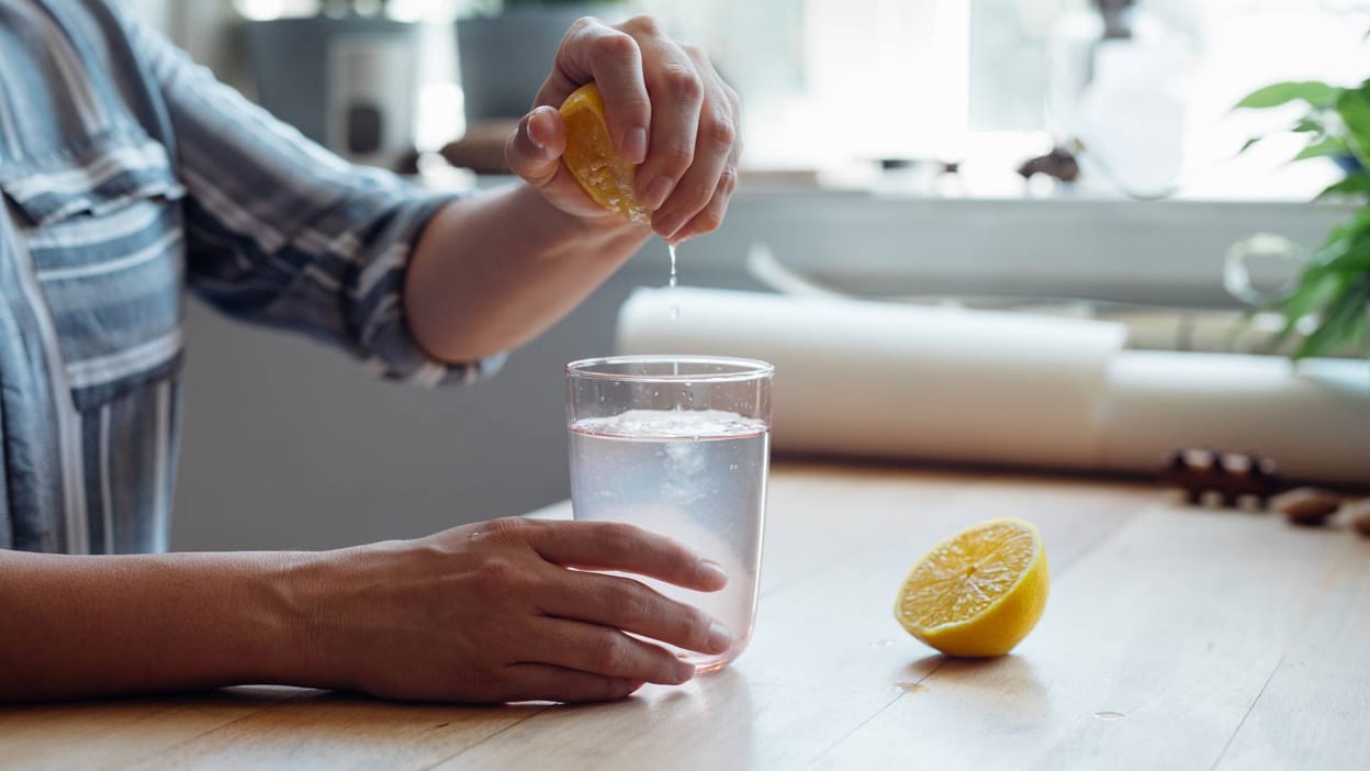 Empty Stomach Lemon Water Benefits Roj Subah Khali Pet Nimbu Pani Peene Ke Fayde - Amar Ujala Hindi News Live - Health Tips:रोज सुबह की ये एक आदत आपकी सेहत में ला