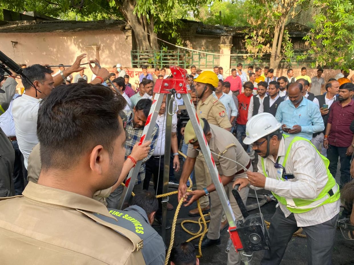 Lucknow: Two labourers fall into a sewer hole in Lucknow