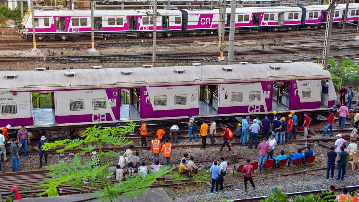 mumbai local shocker man run after woman with belt
