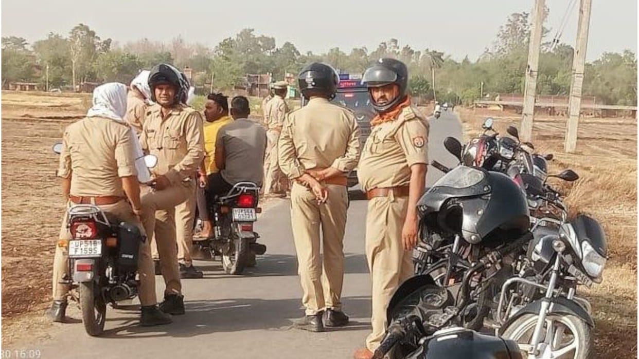 Accused of looting Rs 65 thousand after scuffling with a finance employee in Maharajganj
