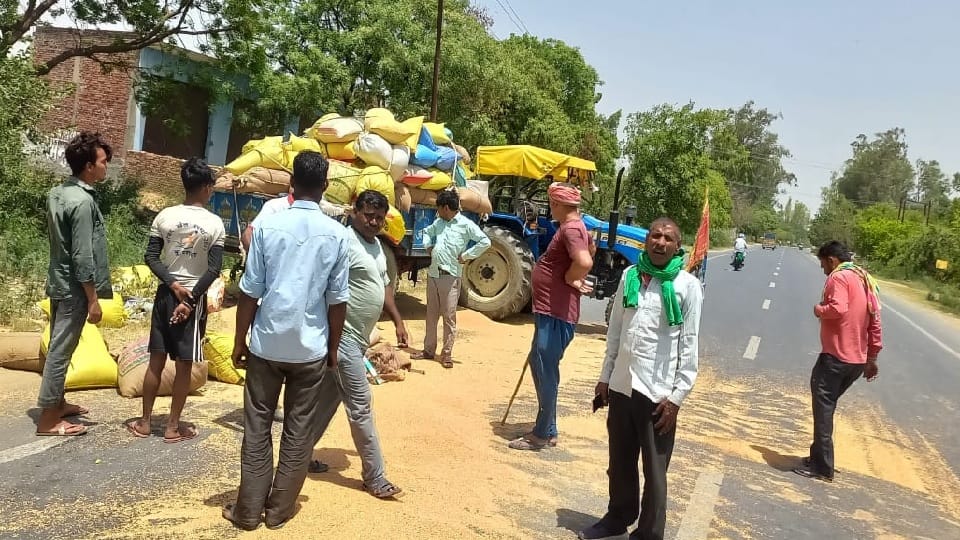 Truck collides with tractor trolley from behind in Bulandshahr farmer dies